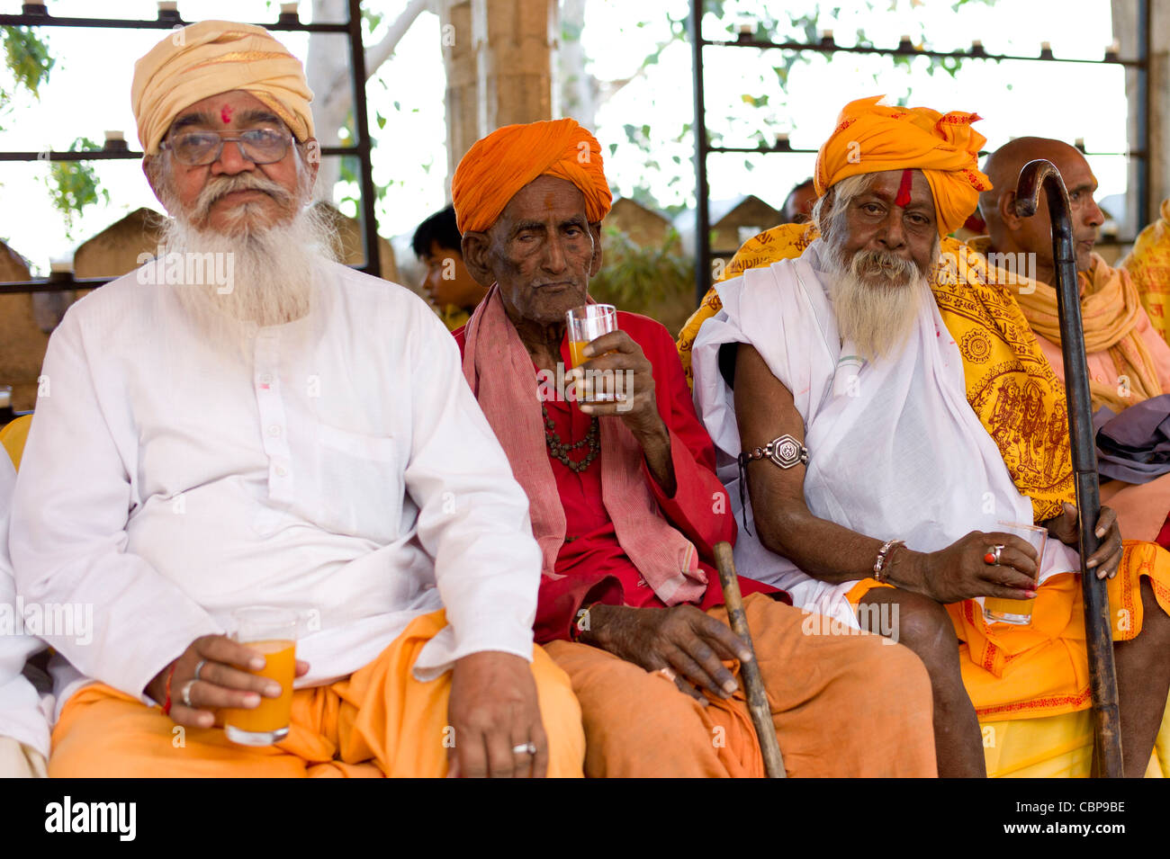 Prêtres hindous au 76e festival de Holi Maharana de Mewar, au City Palace, Udaipur, Rajasthan, Inde Banque D'Images