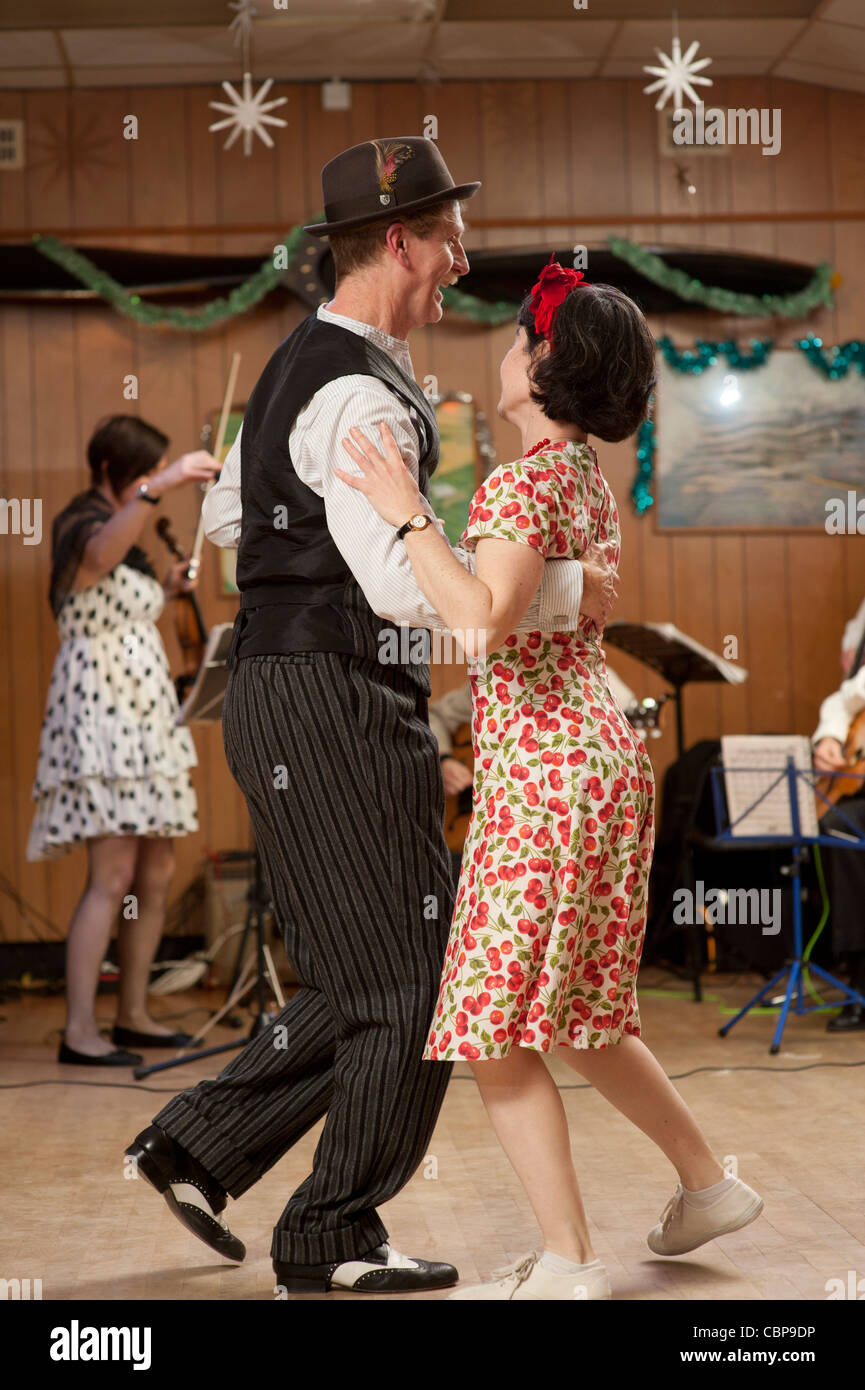 Les gens - un couple - Swing dancing Lindy hopping et jiving à retro 40s 50s musique à un club, UK Banque D'Images