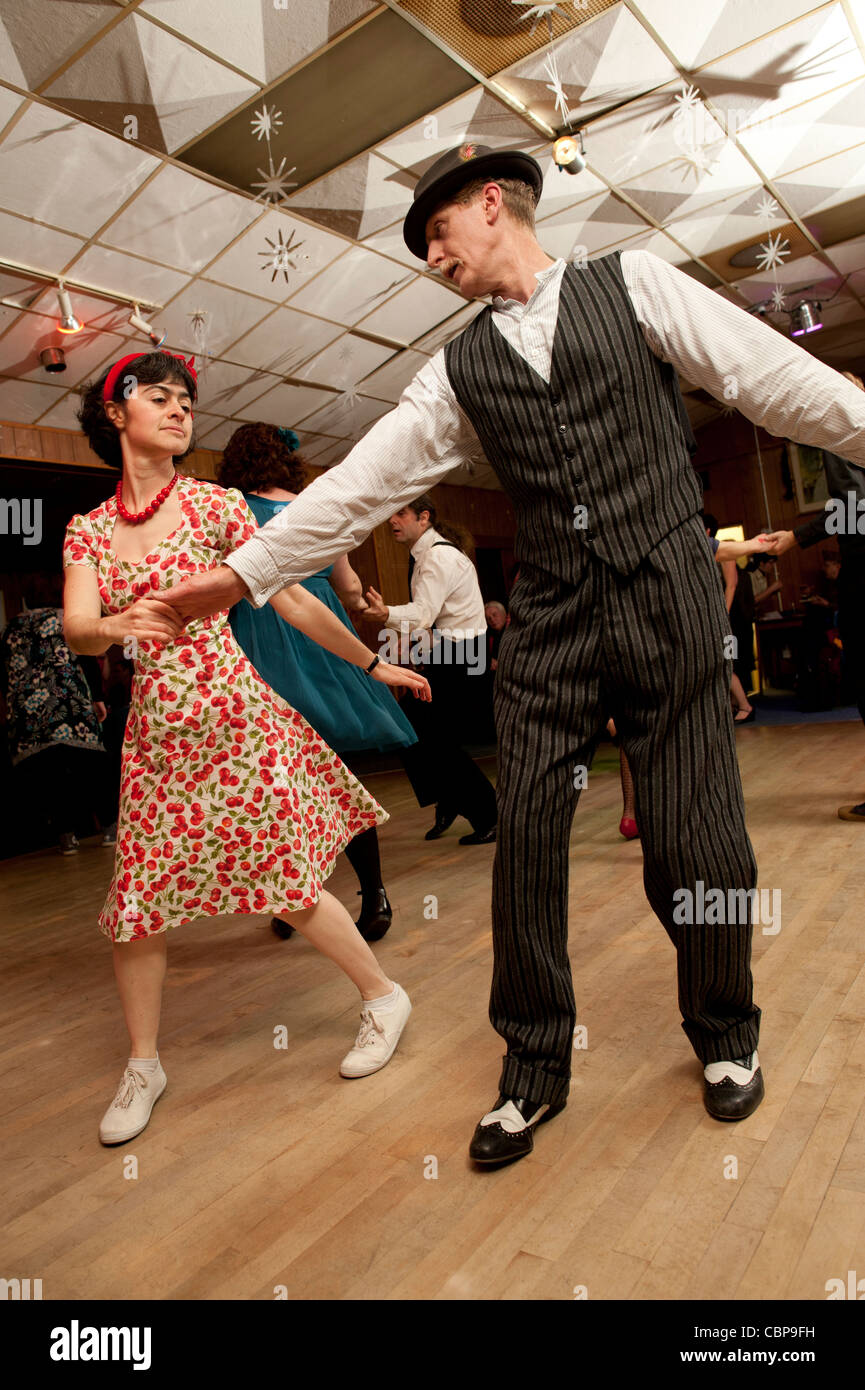 Les gens danser le swing Lindy hopping et jiving à retro 40s 50s musique à un club, UK Banque D'Images