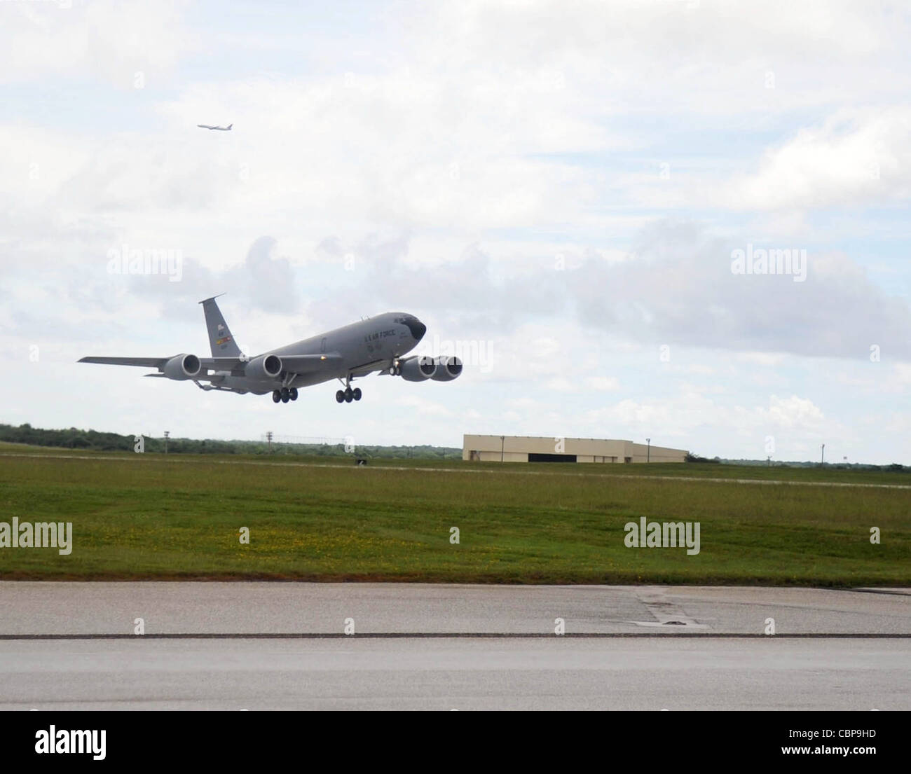 Un KC-135 Stratotanker du 506e Escadron de ravitaillement en vol expéditionnaire, le 25 août 2009, prend son départ de la base aérienne d'Andersen, à Guam. Le KC-135 est déployé pour soutenir le plan de sécurité du théâtre du Commandement du Pacifique des États-Unis et la présence continue d'bombardiers dans la région Asie-Pacifique. Banque D'Images