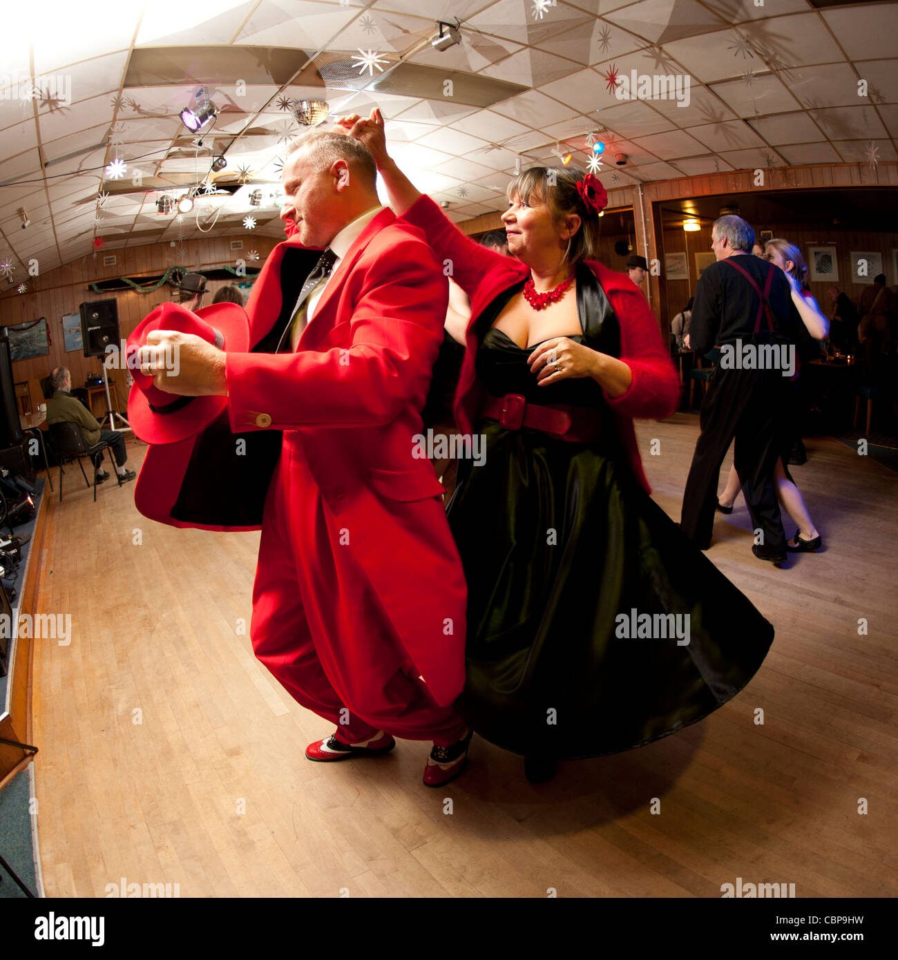 Un couple élégant Swing dancing Lindy hopping et jiving à retro 40s 50s musique à un club, UK Banque D'Images