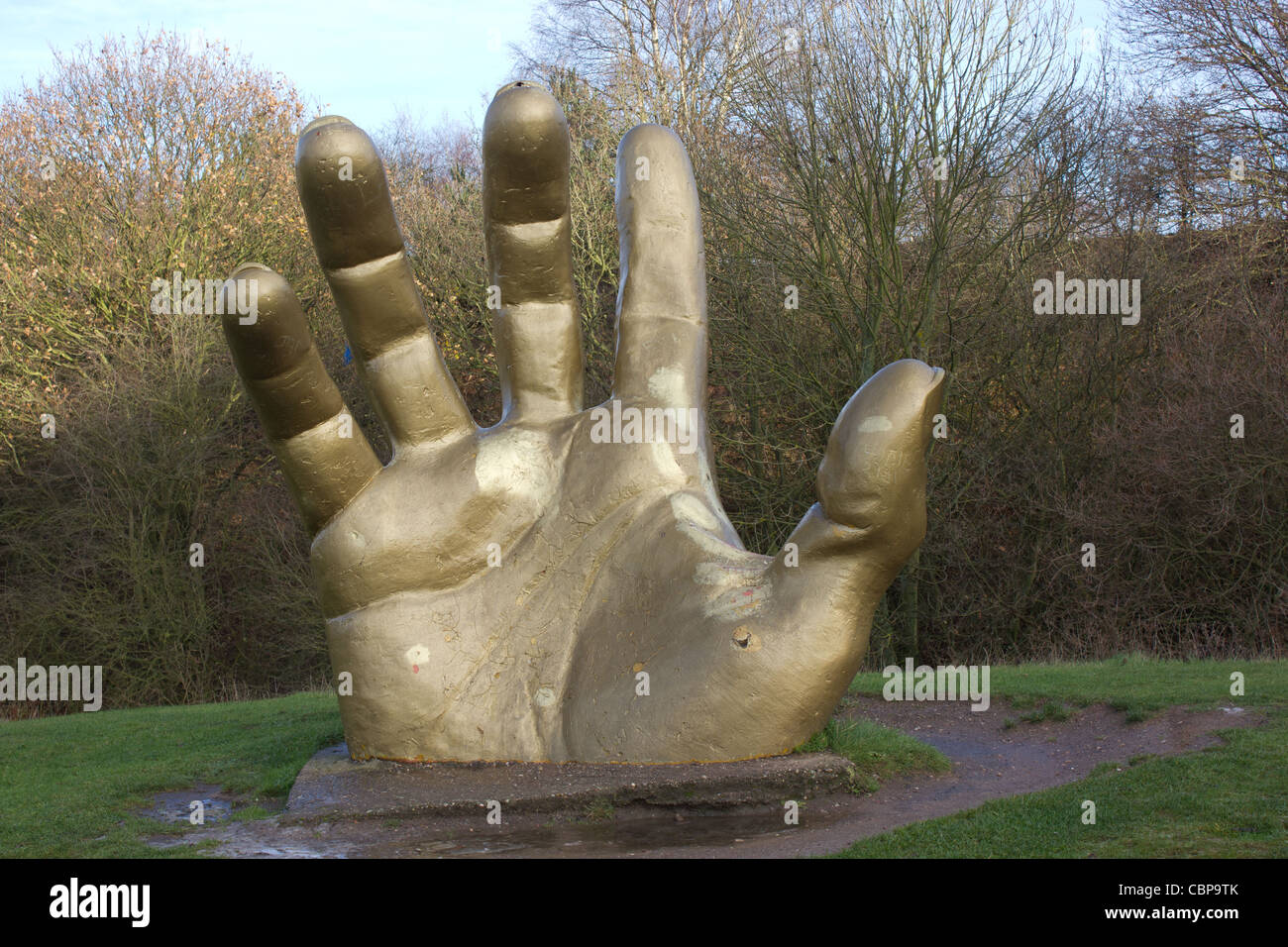 Golden hand sculpture à vicaire water country park Banque D'Images