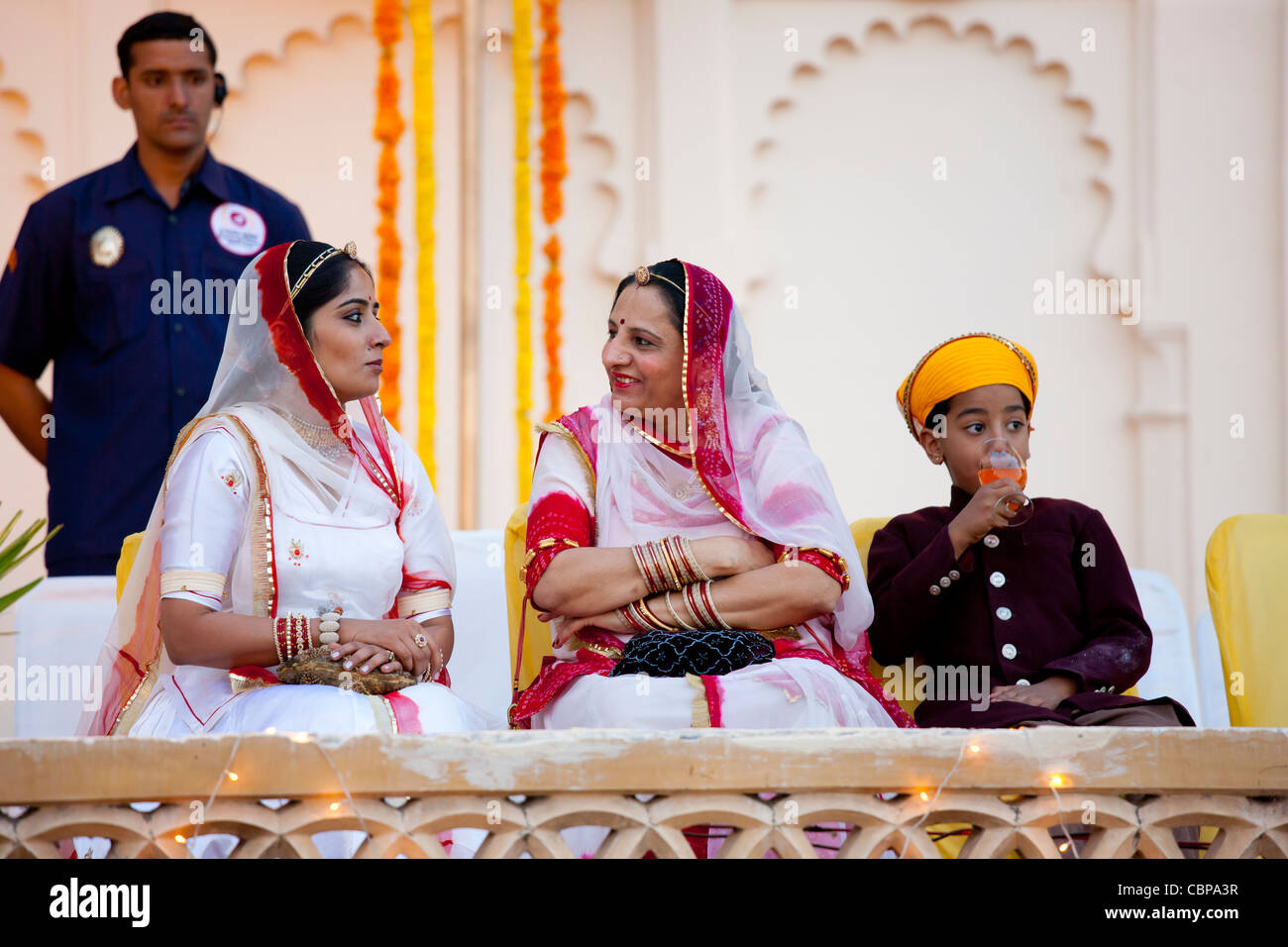 Famille féodale Karjali Maharana Holi festival le City Palace Udaipur Rajasthan Inde L R Sidhi Kumari Kunwar Karuna Bahv Banque D'Images