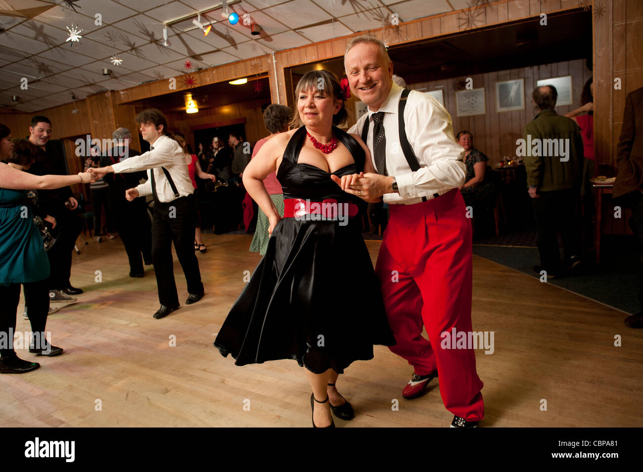 Les gens danser le swing Lindy hopping et jiving à retro 40s 50s musique à un club, UK Banque D'Images