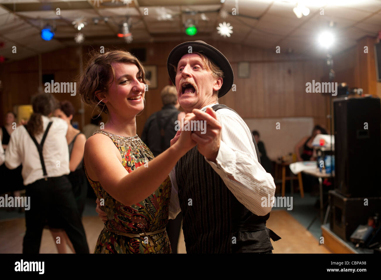 Les gens s'amuser danse swing Lindy hopping et jiving à retro 40s 50s musique à un club, UK Banque D'Images