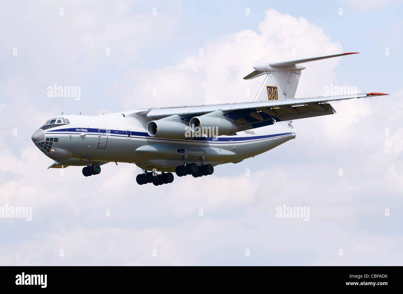 Iliouchine Il-76 exploité par l'Ukraine Air Force en approche finale pour l'atterrissage à RAF Fairford Banque D'Images