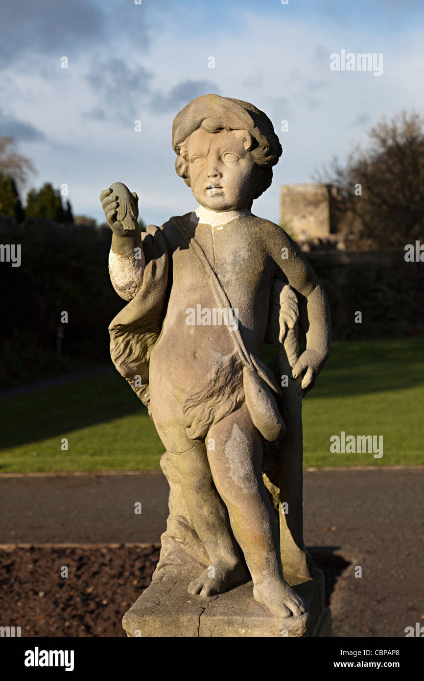 Statue de boy carrying sachel dans les jardins de St Fagan's Castle Cardiff Wales UK Banque D'Images