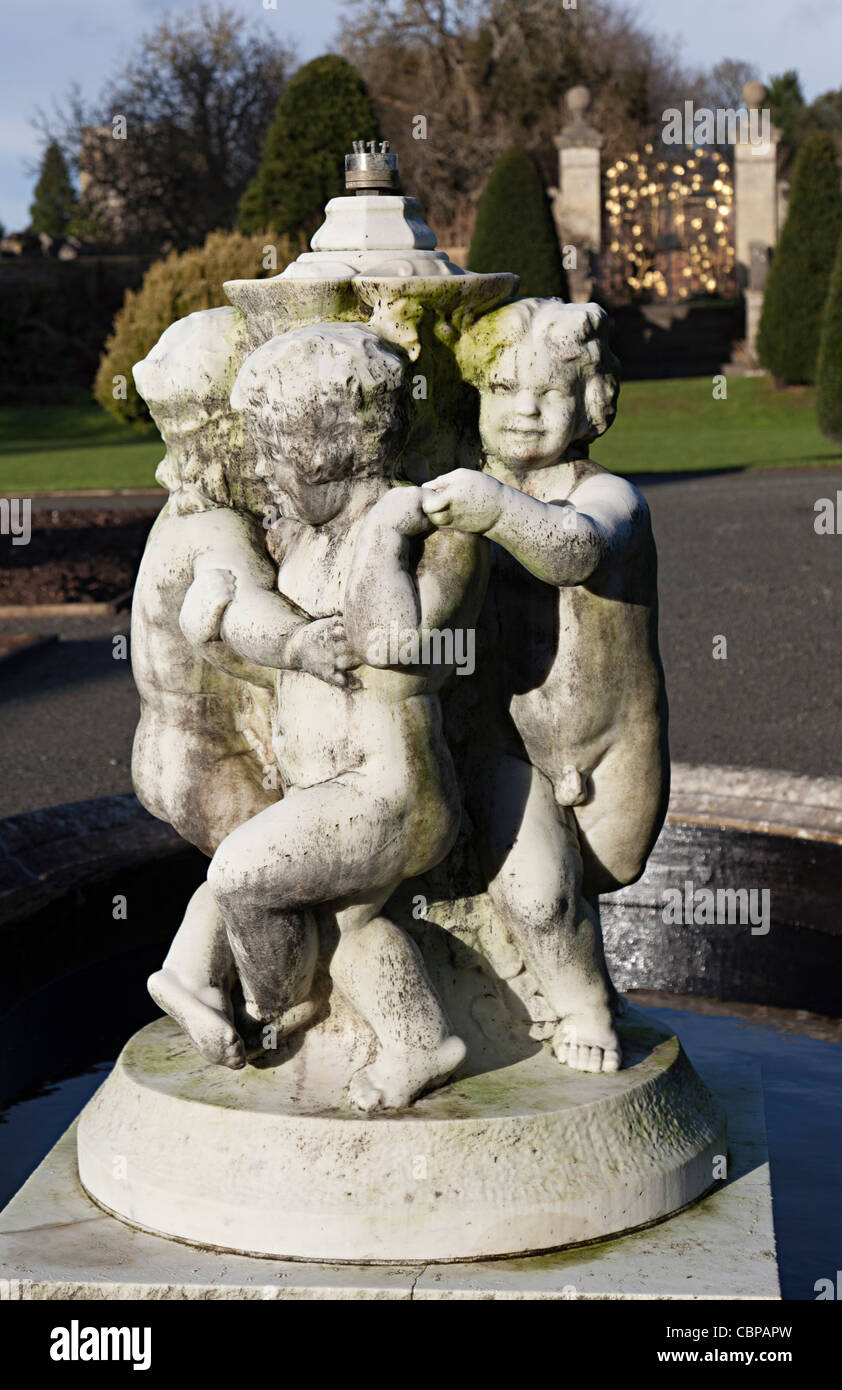 Angelots sur fontaine en terrains de St Fagan's Castle Cardiff Wales UK Banque D'Images