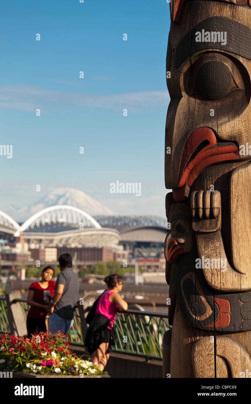Photographier à la femme Steinbreuck Victor Park, totem, Mt Rainier, Seattle, Washington, USA Banque D'Images