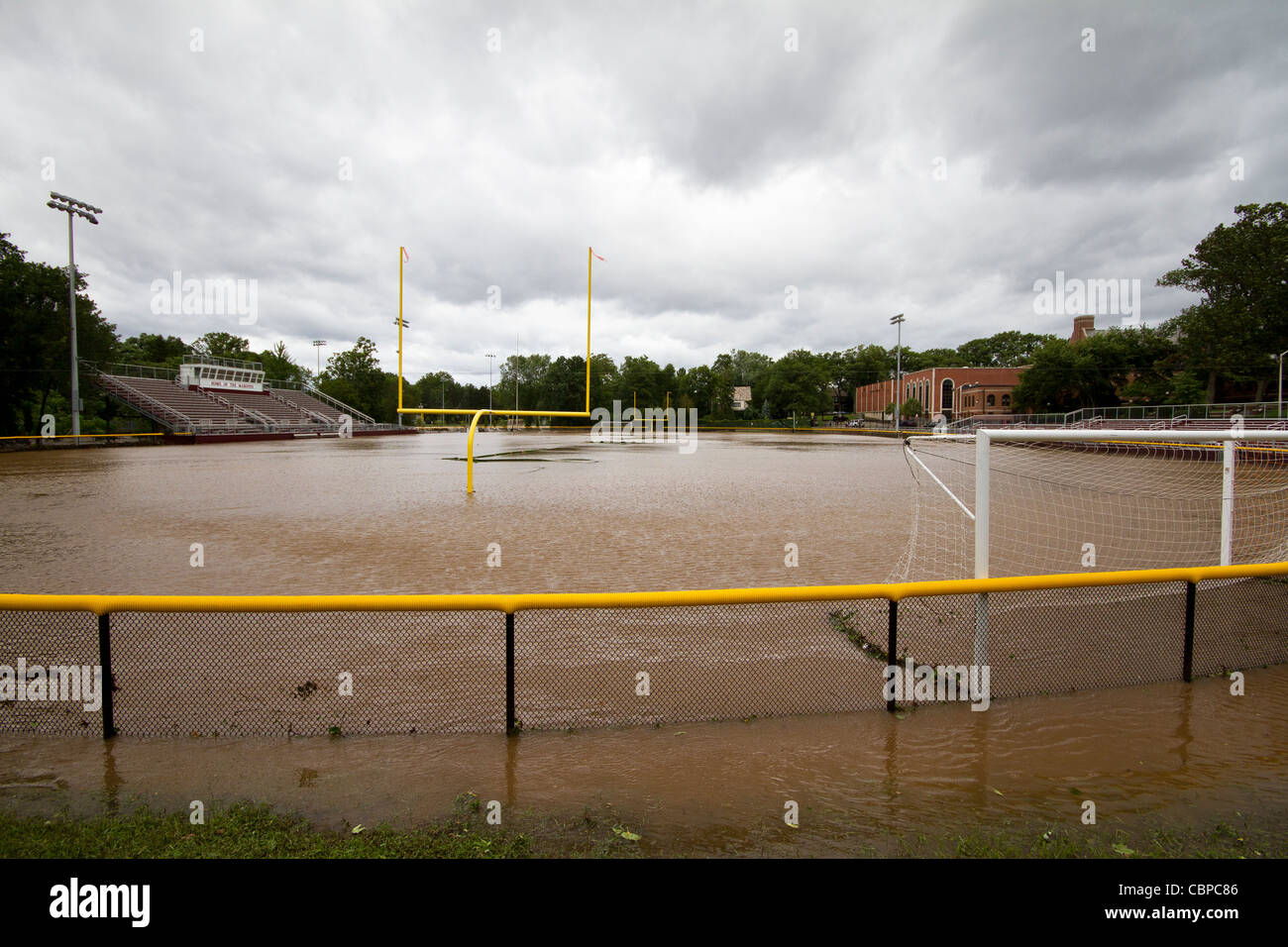 Ridgewood High School football sous l'un après l'ouragan Irène, New Jersey Banque D'Images