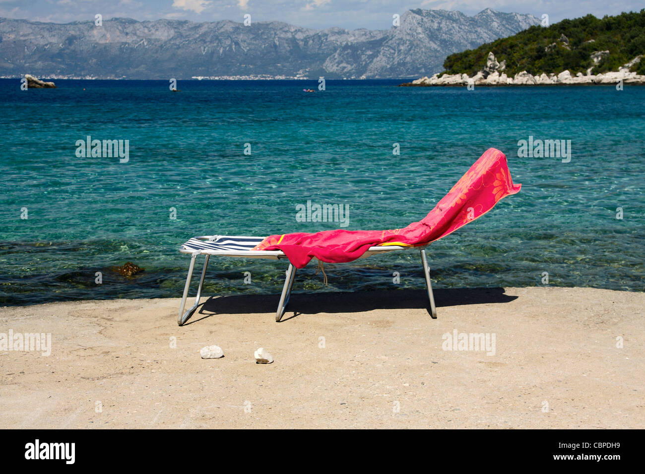 Chaise longue sur une plage, Croatie Banque D'Images