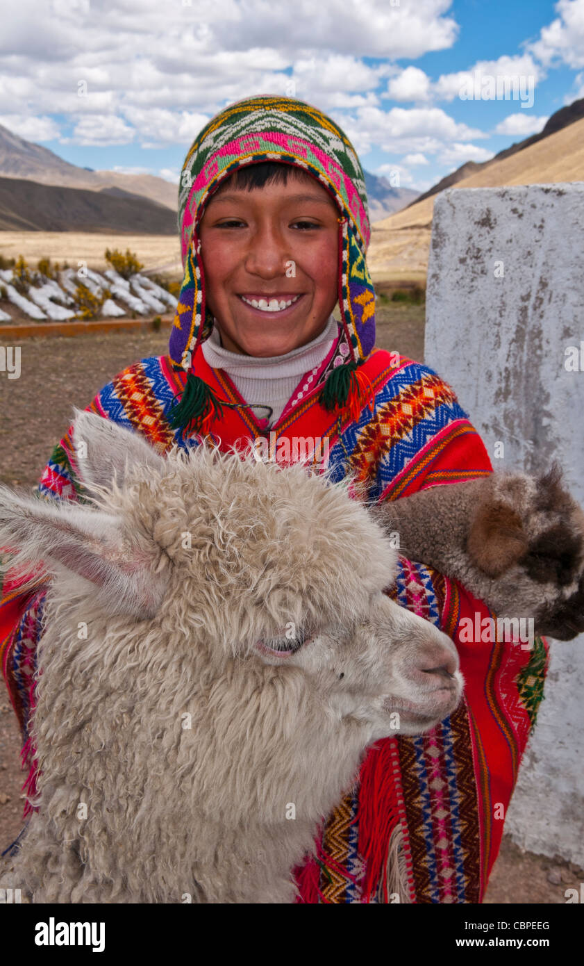 High Peak à 13 000 pieds de La Raya au Pérou avec jeune garçon avec portrait de Lama Banque D'Images