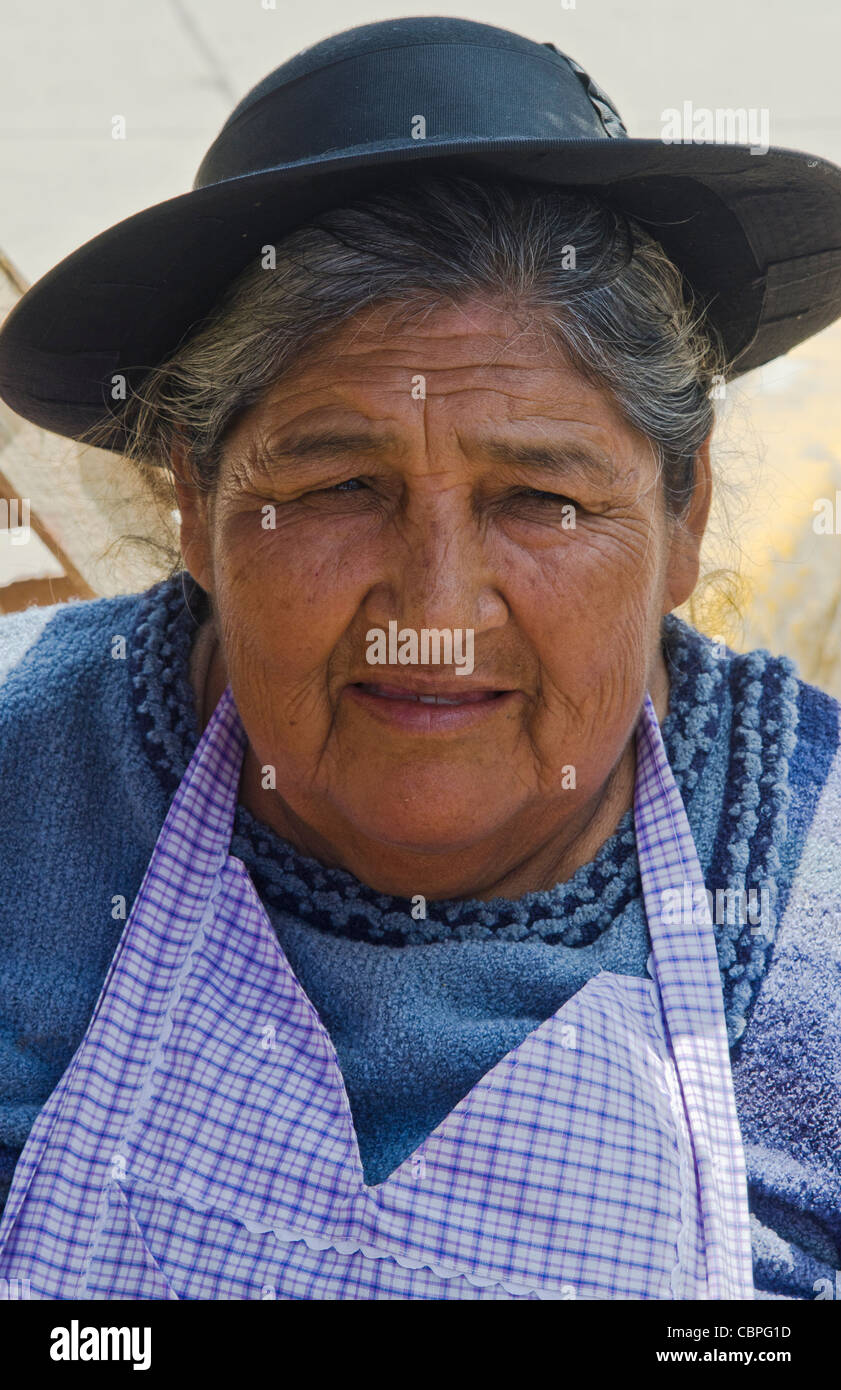 Femme plus âgée dans hat en vêtements traditionnels à Lima Pérou Banque D'Images