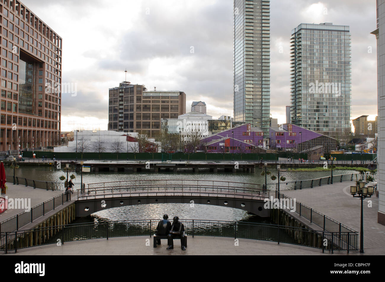 Deux hommes sur un banc de la sculpture à Cubitt comme suit par le sculpteur Giles Penny Canary Wharf, Isle of Dogs. Banque D'Images