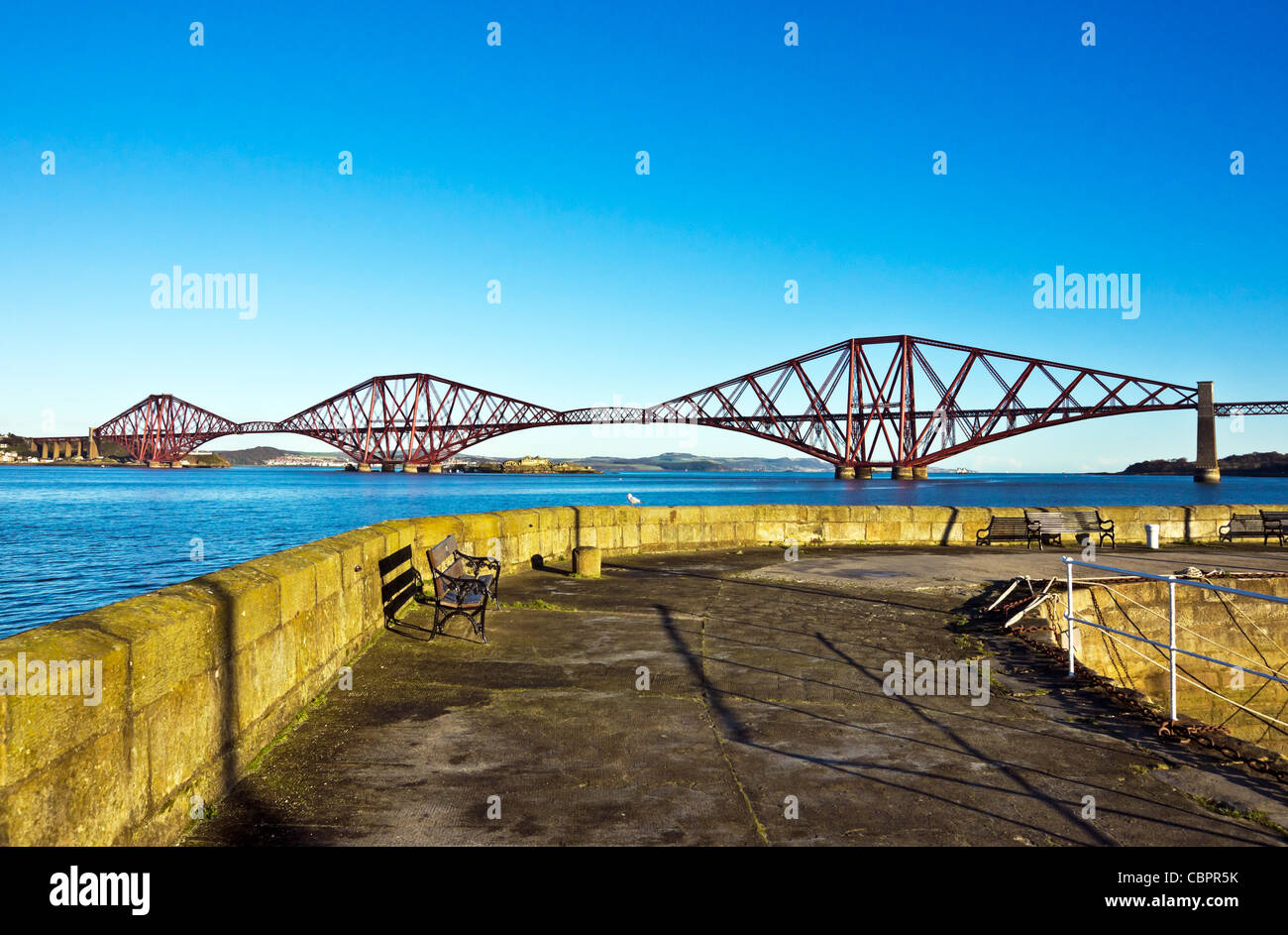 Forth Railway Bridge nouvellement peintes comme vu de South Queensferry Harbour en Ecosse Banque D'Images