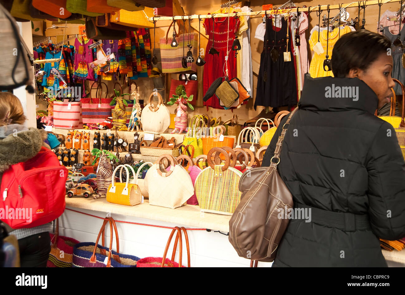 Paris, France - Stand vente de sacs. Banque D'Images