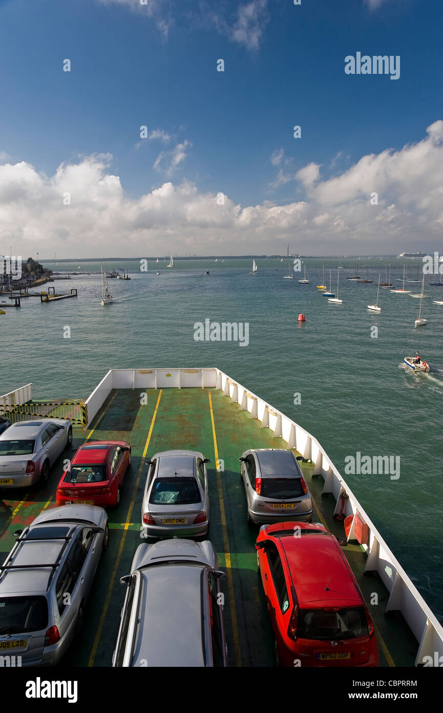 La voiture d'un pont à l'île de Wight ferry East Cowes pour Southampton, Hampshire, Royaume-Uni Banque D'Images