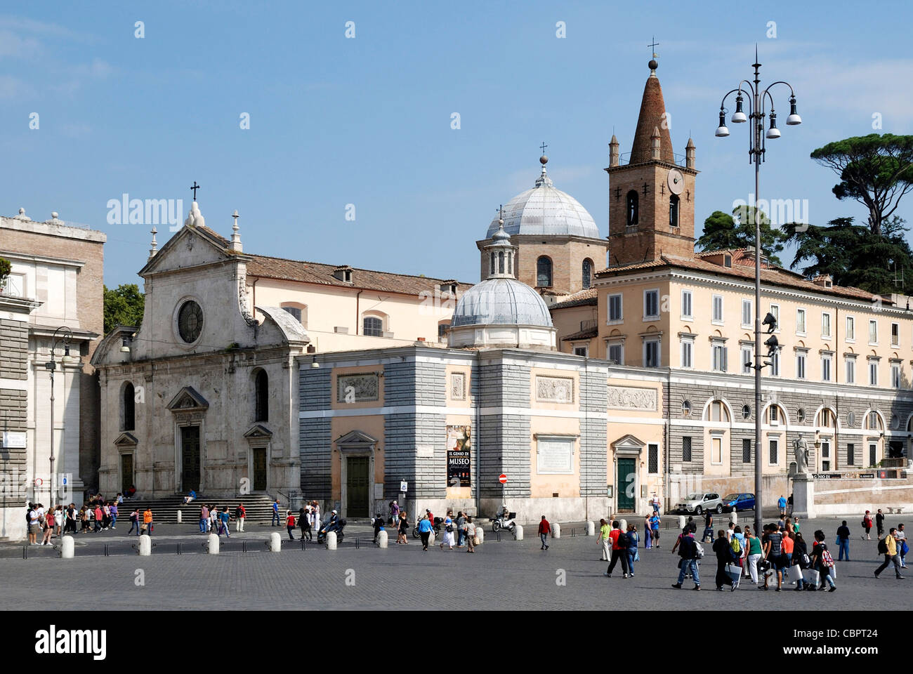 La Piazza del Popolo à Rome avec l'église Santa Maria del Popolo. Banque D'Images
