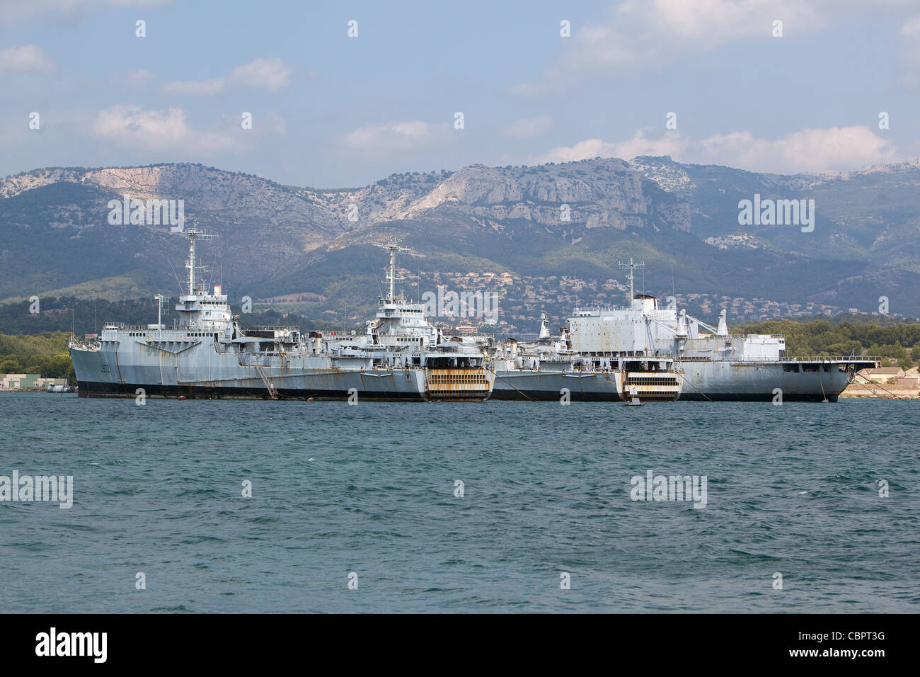 L9021,classe Ouragan, bateaux amarrés aux côtés d'autres navires de guerre français au mouillage Toulon France. Banque D'Images