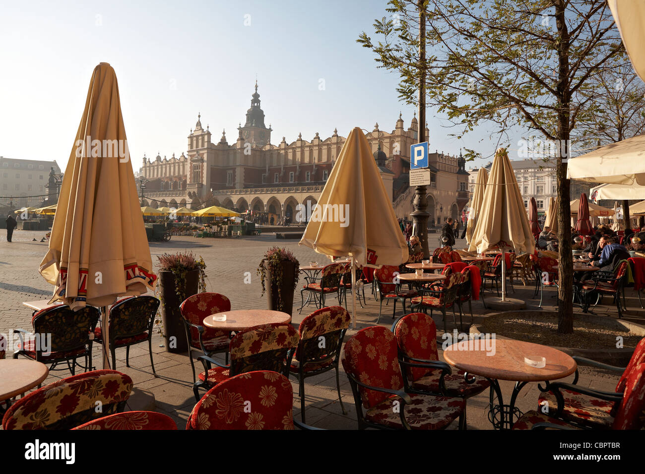 Pologne Cracovie place principale Rynek Glowny Suckiennice Cloth Hall Café et restaurant l'hiver Banque D'Images