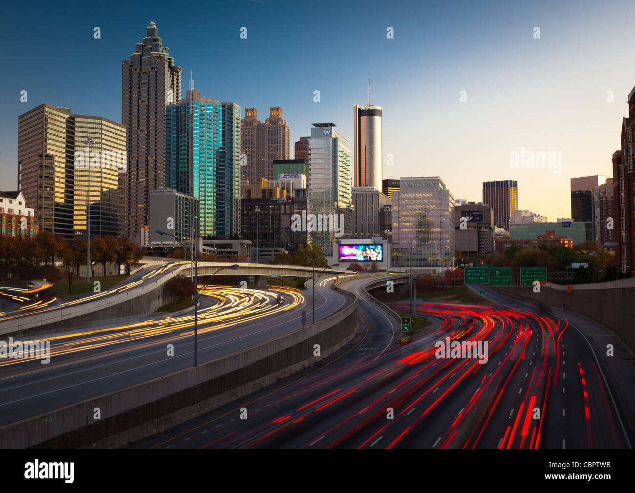 L'autoroute I-85 et de Midtown Atlanta en fin d'après-midi Banque D'Images