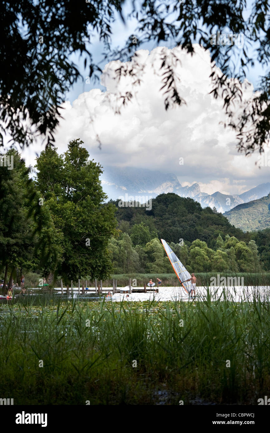 Planche à voile sur le lac de Côme, Piano Province, Lombardie, Italie du Nord. Banque D'Images