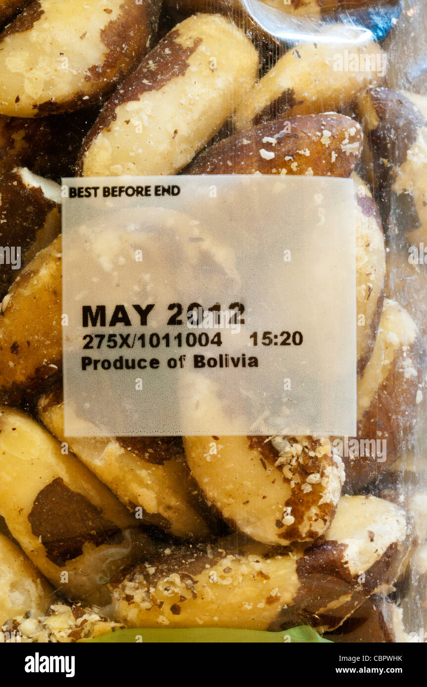 Une date "meilleur avant" de mai 2012 sur un paquet de noix du Brésil Banque D'Images