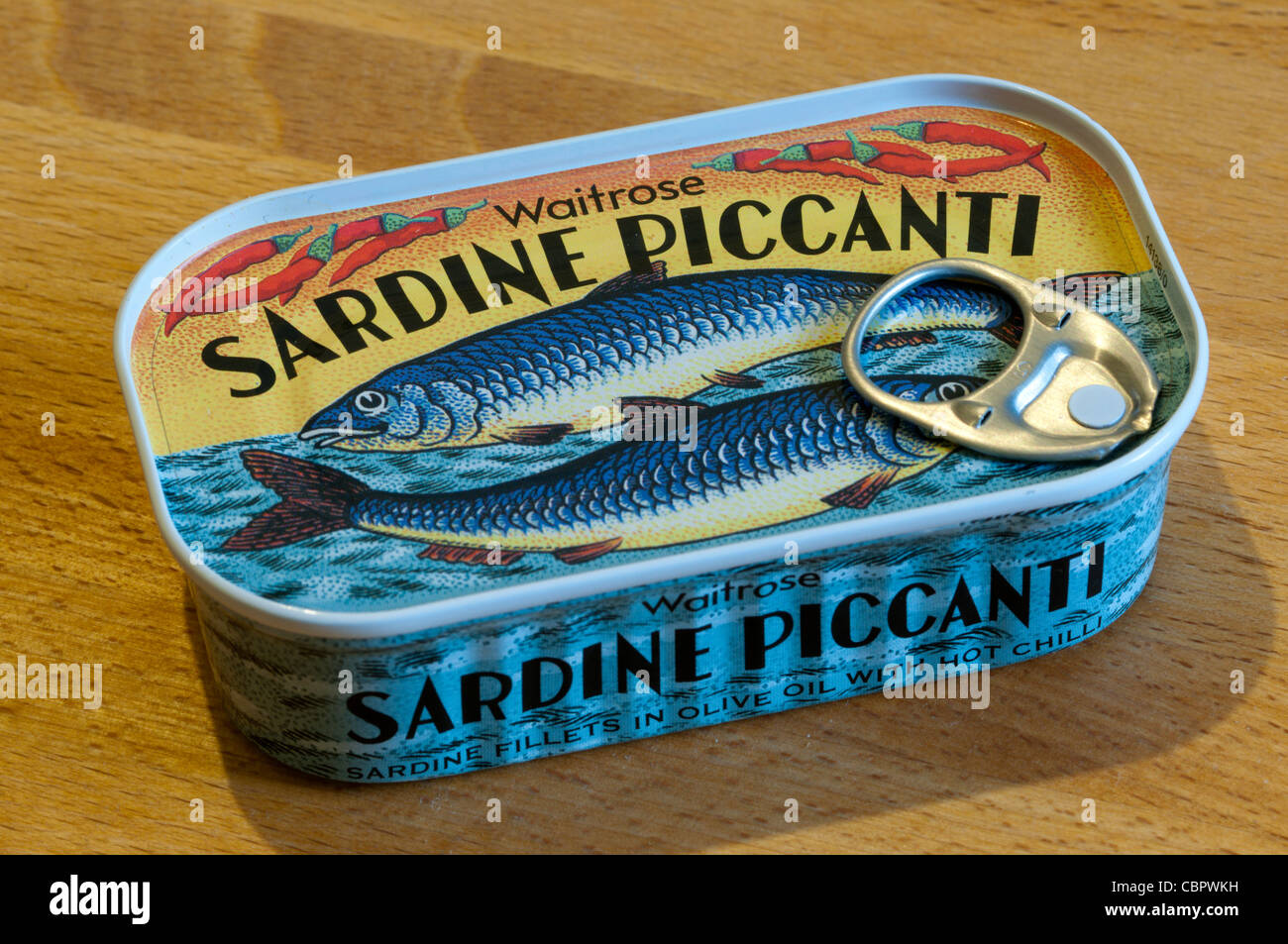 Une boîte non ouverte de Waitrose Piccanti de Sardine - filets de sardines à l'huile d'olive avec le piment fort. Banque D'Images