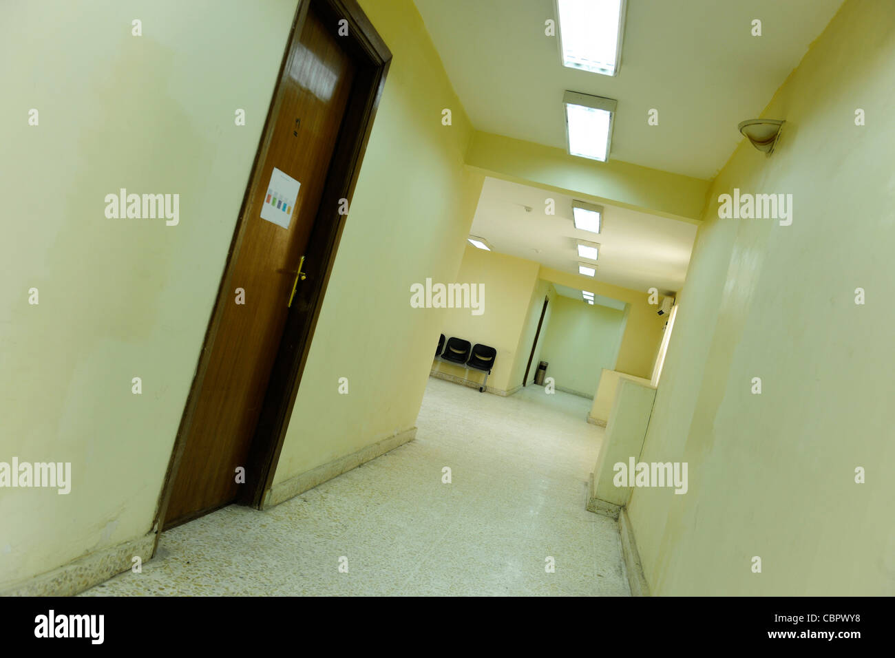 Un couloir à une stigmatisation psychiatrique de l'hôpital de Sadr City, à Bagdad, Iraq Banque D'Images