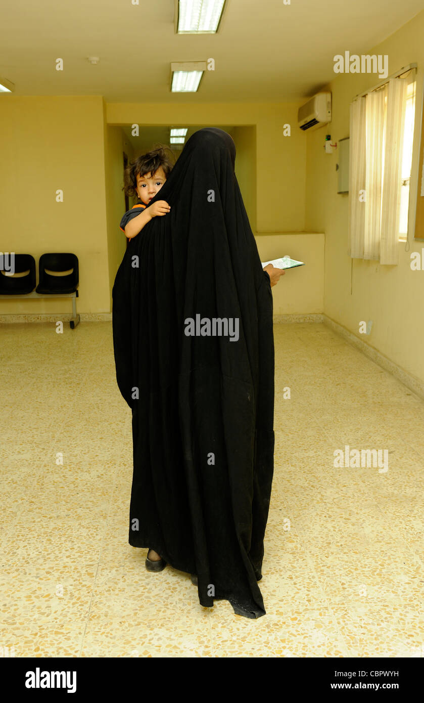 Une femme arrive pour la consultation à un hôpital psychiatrique de MSF a parrainé la stigmatisation à Sadr Sadr City, à Bagdad, Iraq Banque D'Images