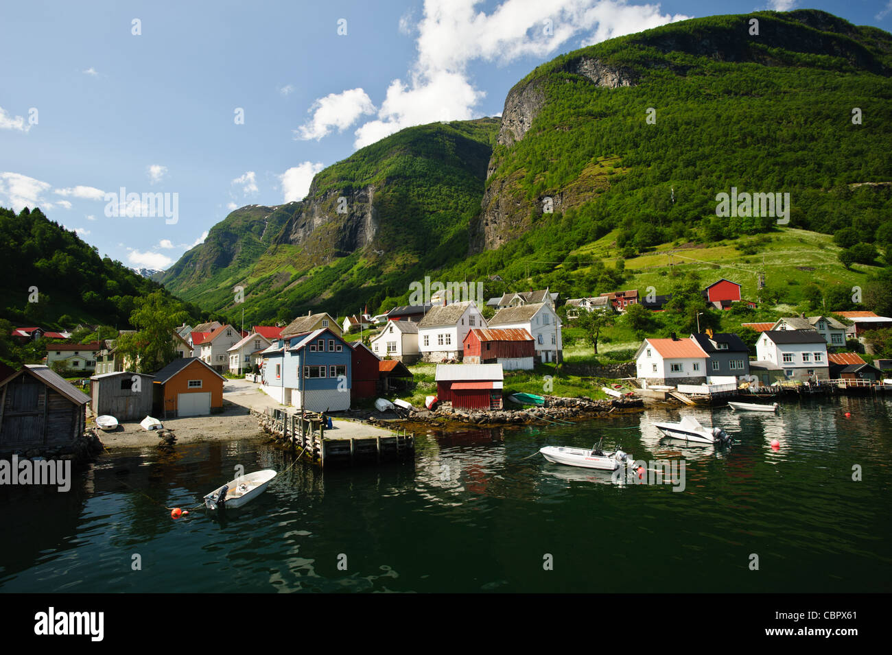 Village Undredal, Aurlandsfjorden Nærøyfjord, zone du patrimoine mondial, Sogn og Fjordane, en Norvège. Banque D'Images