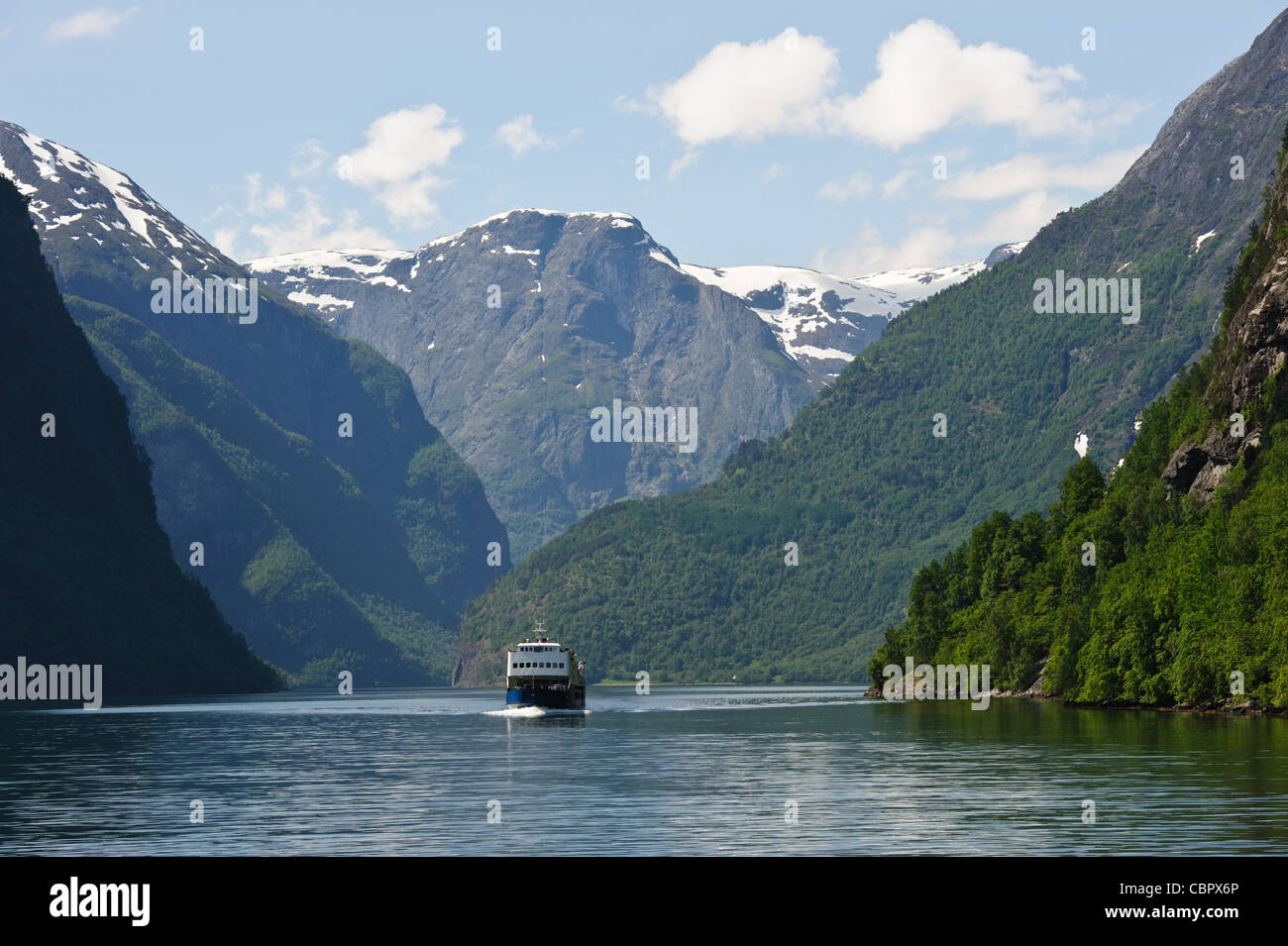 Ferry naviguant dans la zone du patrimoine mondial de l'UNESCO Nærøyfjord, Sogn og Fjordane, en Norvège. Banque D'Images