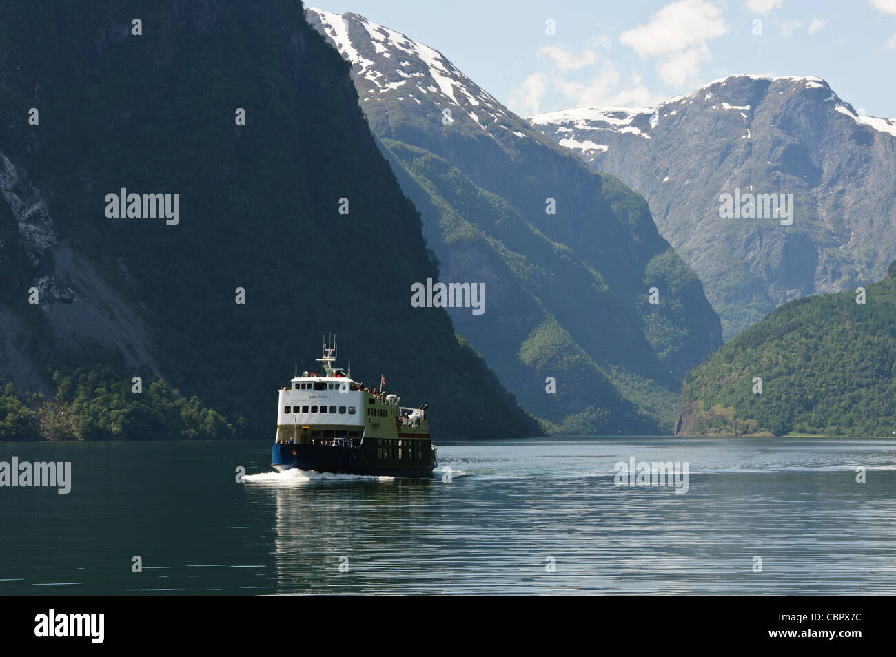 Ferry naviguant dans la zone du patrimoine mondial de l'UNESCO Nærøyfjord, Sogn og Fjordane, en Norvège. Banque D'Images