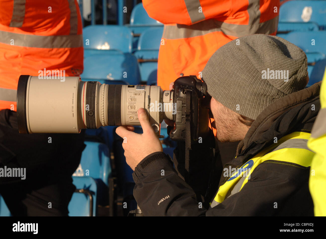 Un photographe de presse s'empare de l'action pendant un match de football. Portsmouth Hampshire. Au 18 décembre 2011. Banque D'Images