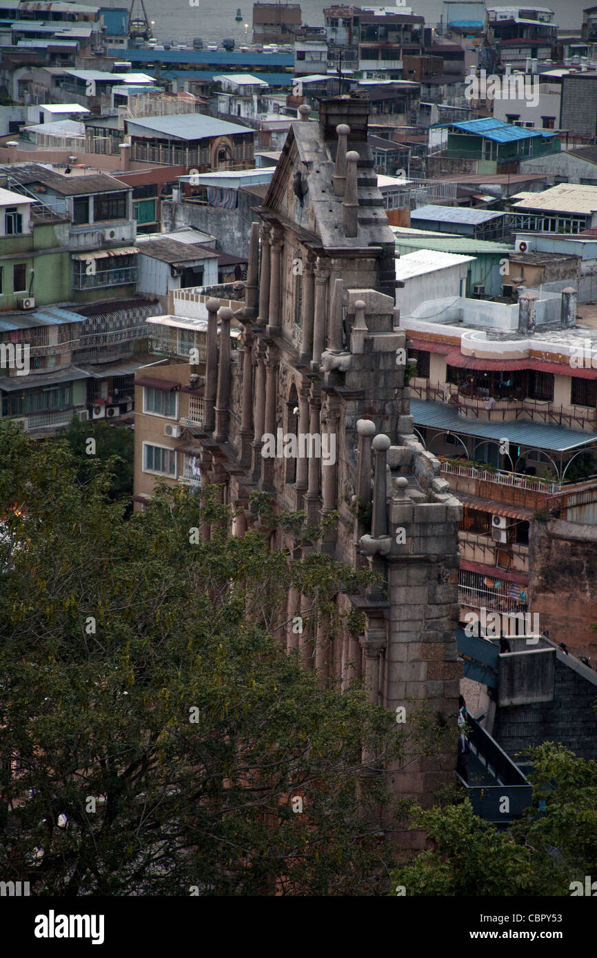 Ruines de l'église St Paul entouré par des bâtiments de Macao Chine Banque D'Images