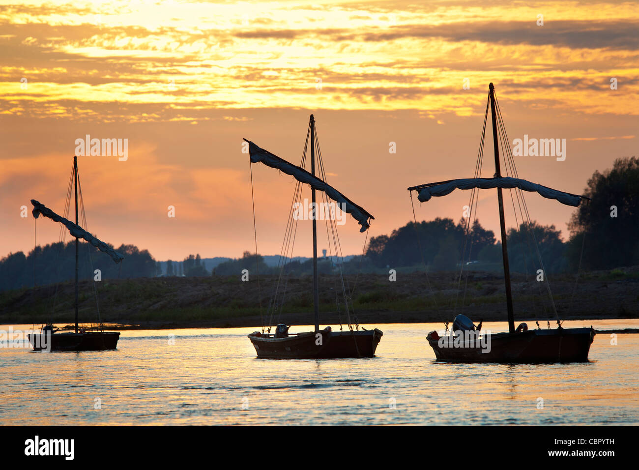 Vallée de la Loire, bateaux de rivière (gabares) sur la Loire au coucher du soleil Banque D'Images