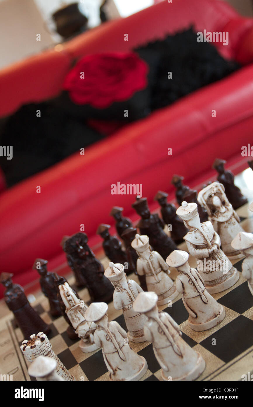 Un jeu d'échecs à thème Chinois à l'intérieur d'un appartement moderne salle de séjour Banque D'Images