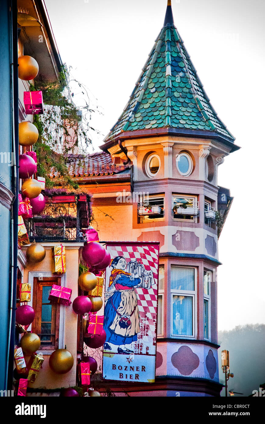 Bolzano, Italie : une brasserie typique avec des décorations de Noël. Banque D'Images