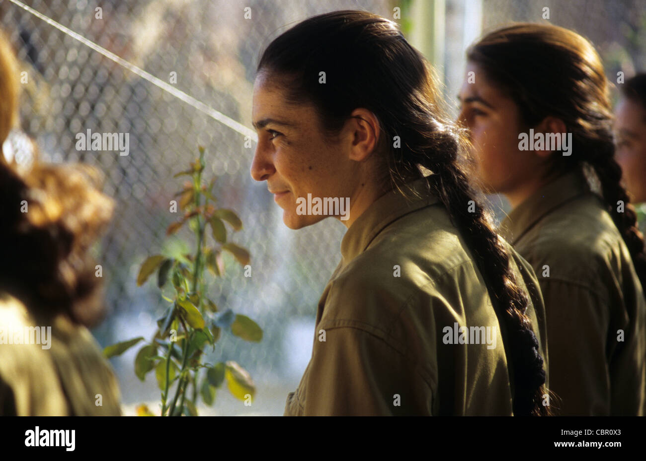 Parti des Travailleurs du Kurdistan PKK femelle guérillas en camp d'entraînement à Damas 1994 regarder leur chef, Abdullah Ocalan, jouer à la balle. Banque D'Images