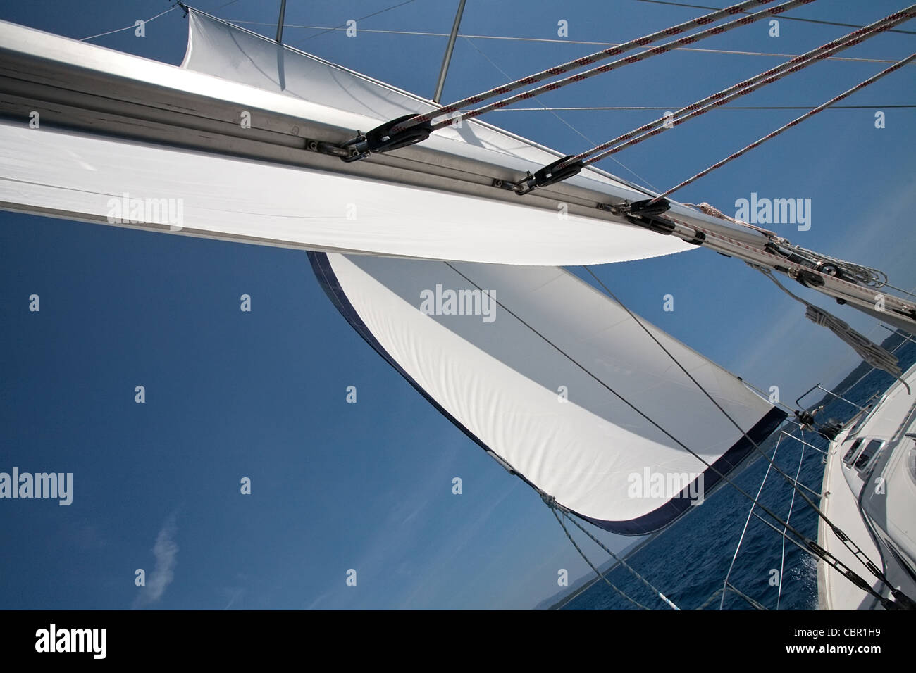 White sails yacht de libre sur fond de ciel bleu vif Banque D'Images