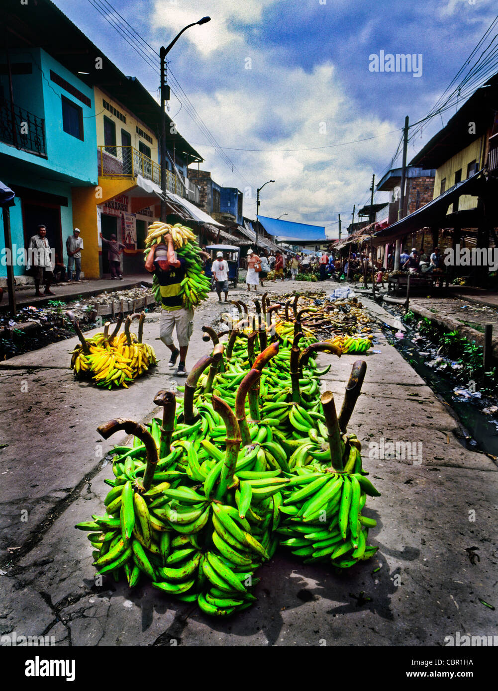 Les plantains et les bananes dans une rue d'Iquitos Belen inférieur près de la rivière Amazone Banque D'Images