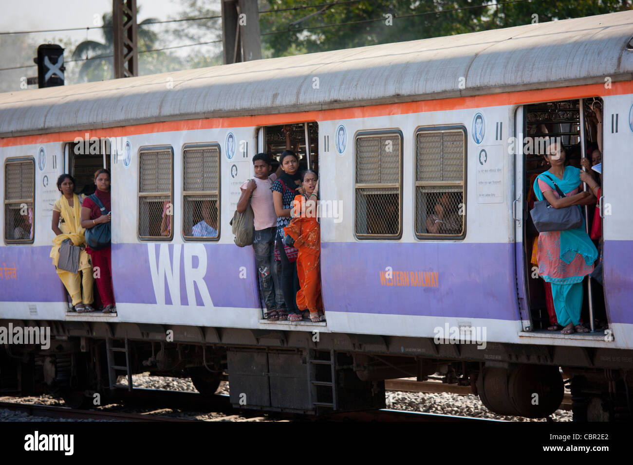 Les femmes qui travaillent sur les trains de banlieue bondés de la gare ferroviaire de l'Ouest près de Mahalaxmi Mumbai sur le rer, Inde Banque D'Images