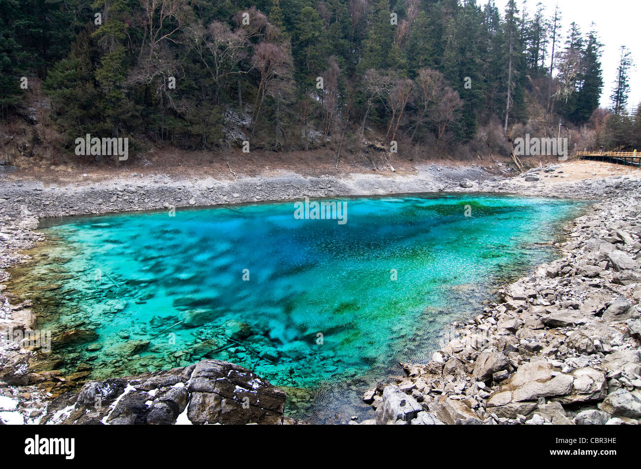 De belles cascades de glace des lacs turquoise et dans le parc national de Jiuzhaigou dans le Sichuan. Banque D'Images