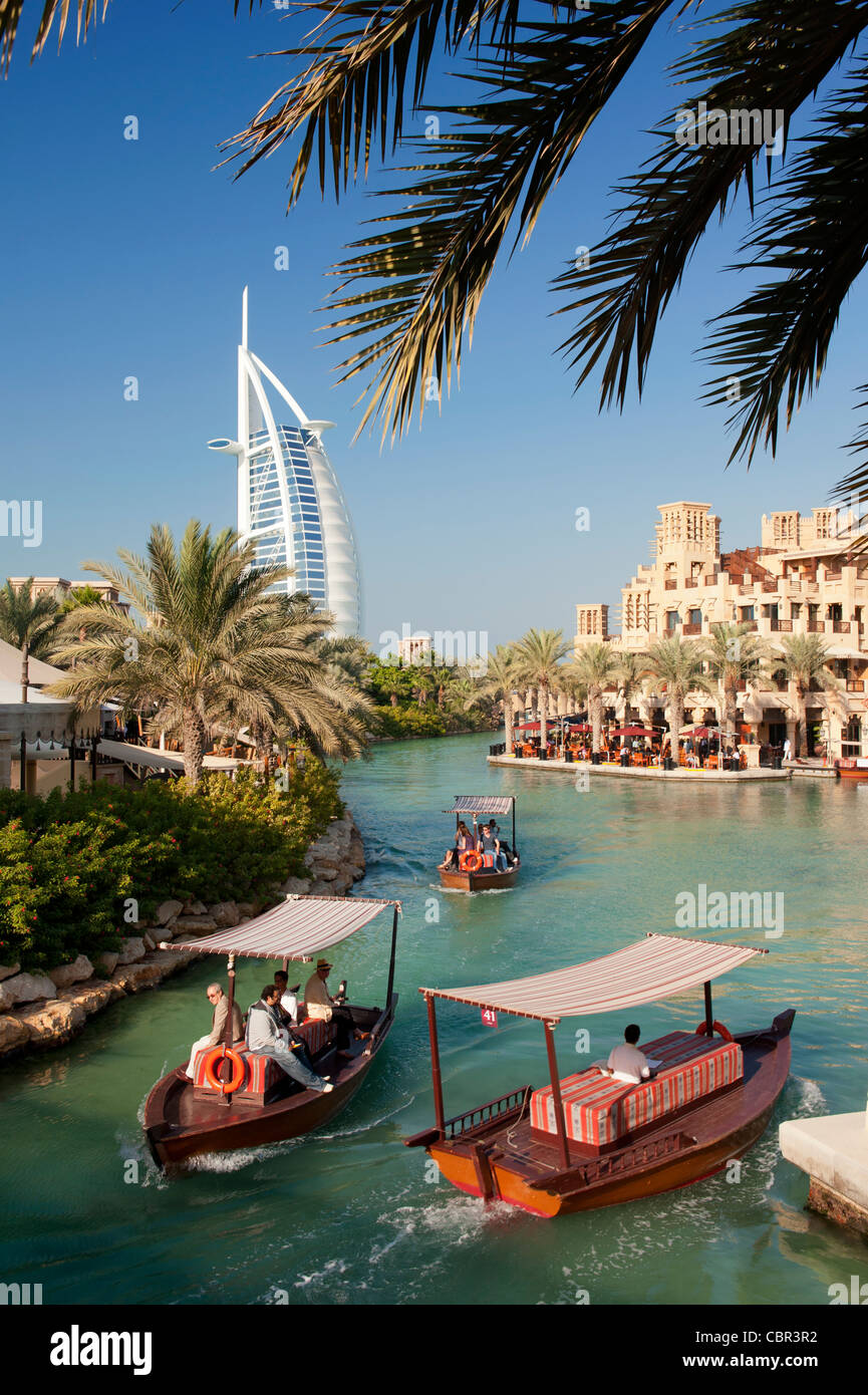 Abra ferries transportant les invités de canaux à Madinat Jumeirah hotels à Dubai, Emirats Arabes Unis Banque D'Images