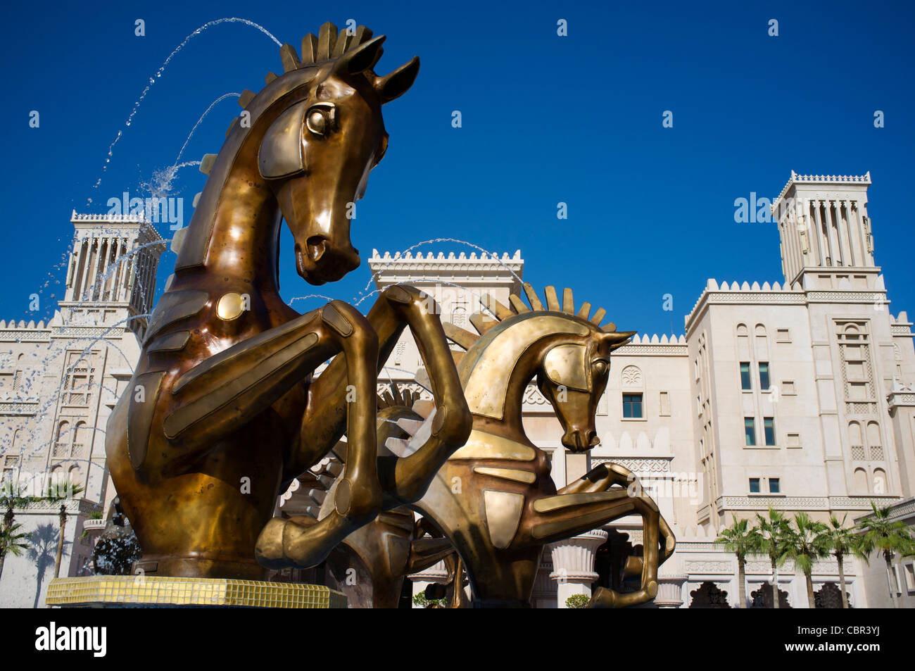 Élaborer des statues de chevaux à l'entrée de l'hôtel de luxe Al Qasr Madinat Jumairah dans le complexe hôtelier, à Dubaï en Émirats Arabes Emira Banque D'Images