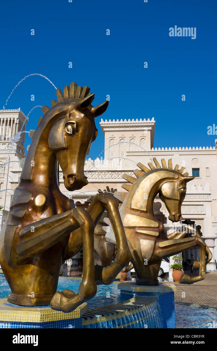 Élaborer des statues de chevaux à l'entrée de l'hôtel de luxe Al Qasr Madinat Jumairah dans le complexe hôtelier, à Dubaï en Émirats Arabes Emira Banque D'Images