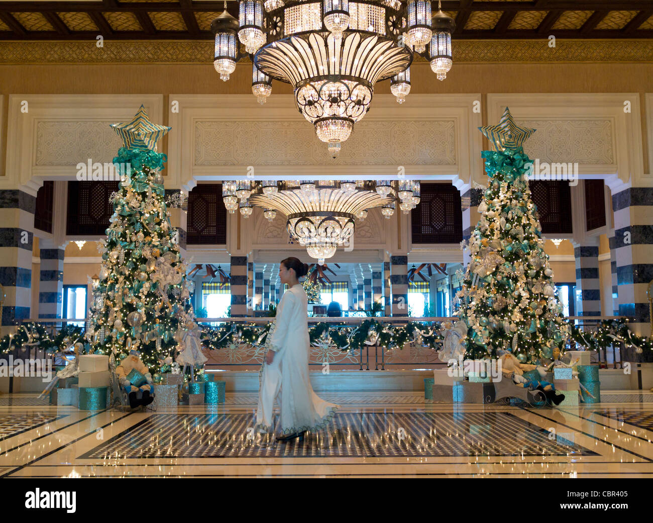 Décorations opulentes dans hall de l'hôtel de luxe Al Qasr Madinat Jumairah dans le complexe hôtelier, à Dubaï en Émirats Arabes Unis Banque D'Images