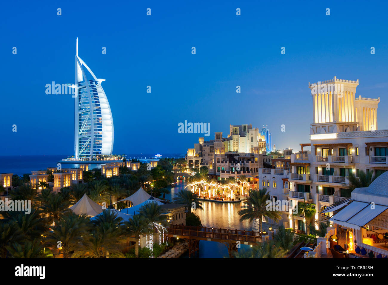 Avis d'hôtels de villégiature à Madinat Jumeirah, Burj Al Arab et la nuit à Dubaï en Émirats Arabes Unis Banque D'Images
