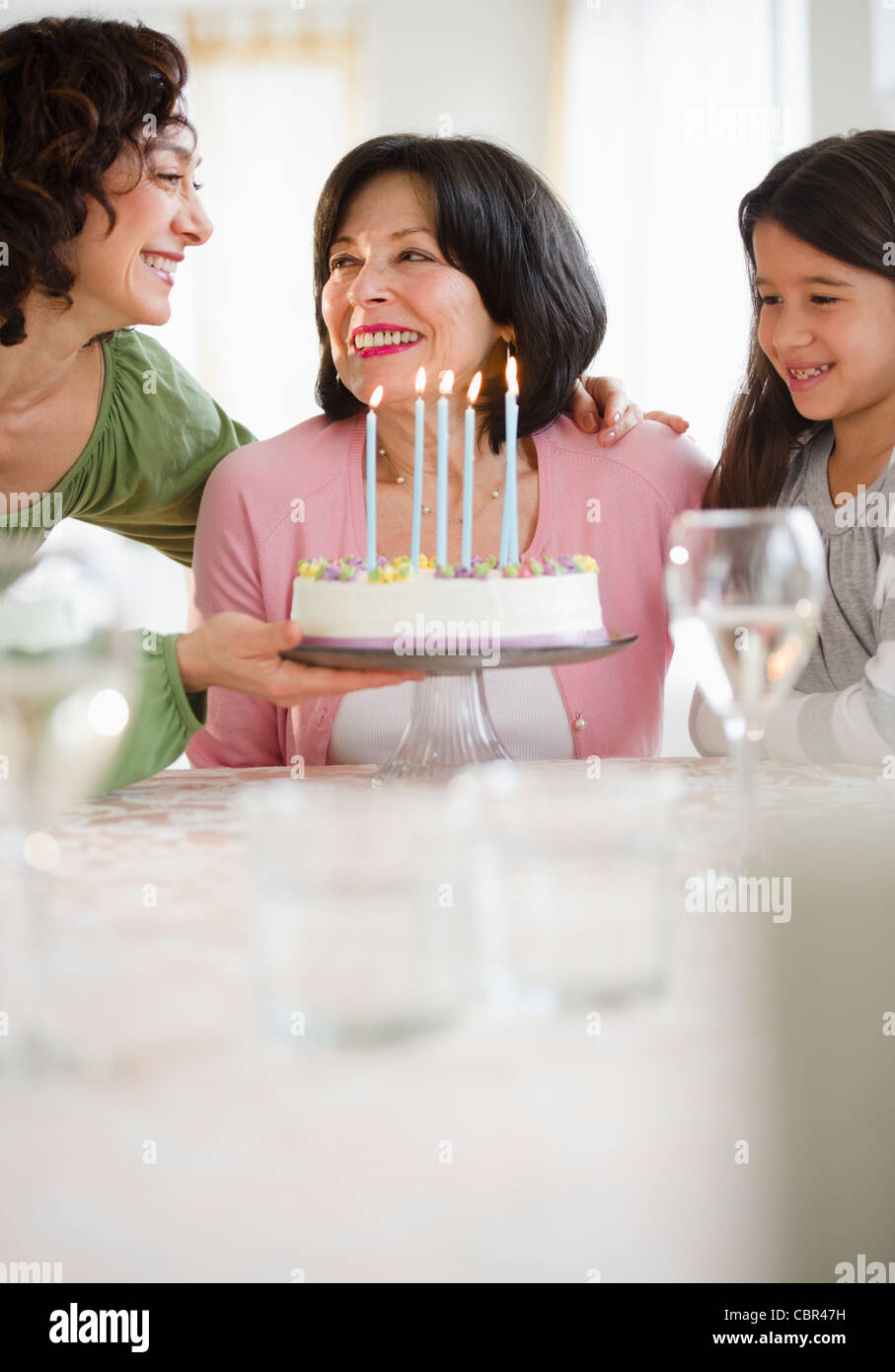 Mere Et Fille Donnant A Grand Mere Gateau D Anniversaire Photo Stock Alamy Mere Et Fille Donnant A Grand Mere Gateau D Anniversaire Photo Stock Alamy