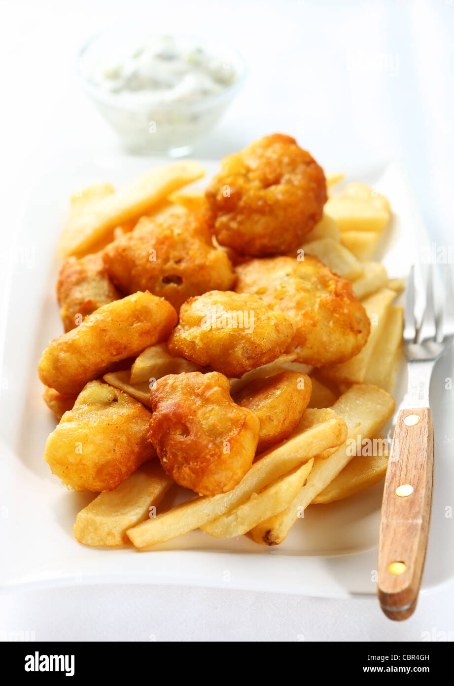 Le poisson frit et frites avec remoulade Banque D'Images